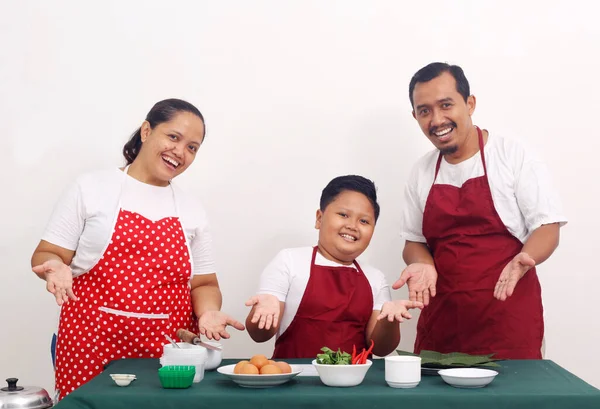 Ευτυχισμένη Ασιατική Οικογένεια Είναι Έτοιμη Μαγειρέψει Γονική Αντίληψη Απομονωμένα Λευκό — Φωτογραφία Αρχείου