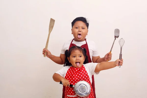 Divertida Expresión Hermano Hermana Con Divertido Concepto Lección Cocina Aislado — Foto de Stock