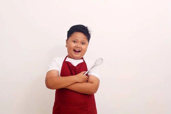 Anak Asia Manis Dengan Celemek Berdiri Sambil Memegang Peralatan Dapur — Stok Foto