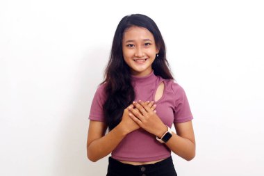 Kameraya bakıp gülümseyen Asyalı kız. beyaz arkaplanda izole