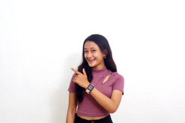 Kamerada gözleri olan Asyalı bir kız. Beyaz arkaplanda izole