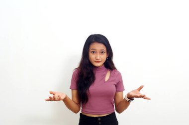 Yanında duran Asyalı kız ifadeyi bilmiyor. beyaz arkaplanda izole