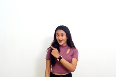 Mutlu Aasyalı kız durdu ve boş uzaya bir şey doğrulttu..