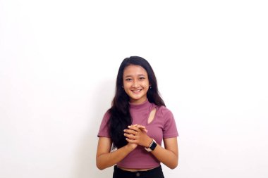 Dost canlısı Asyalı genç kız ayakta ve güvenle gülümsüyor. Beyaz arkaplanda izole