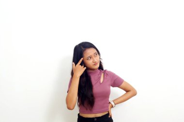 Asyalı genç bir kadının beyaz arka planda izole edilmiş bir fotoğrafı..