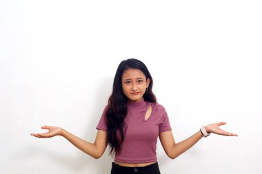 Sorguladım, habersiz genç Asyalı kız omuz silkip yan yana duruyor, kafası karışmış ve cahil görünüyor..