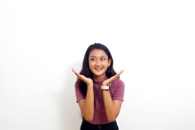 Çenesinde elleri olan Asyalı bir kız beyaz arka planda izole edilmiş kameraya bakıyor.