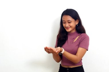 Asyalı kız beyaz arka planda izole edilmiş iki elini açarak kutsamak istiyor.