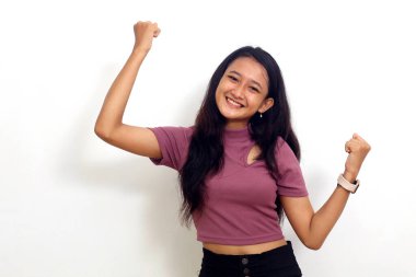 Beyaz arka planda izole edilmiş bir jest gösteren Asyalı kız
