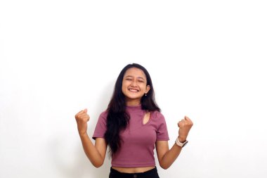 Heyecanlı, neşeli, iyimser, iyimser, Asyalı bir kız. Gözleri kapalı, sırıtan yumruklar.