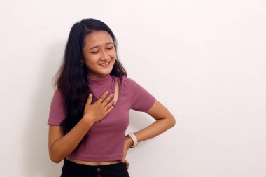 Beyaz arka planda göğsünden rahatlamış Asyalı bir kız var.