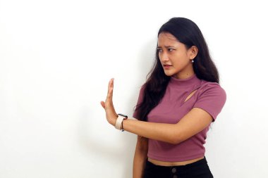 Asyalı kız beş parmak duruşu gösteriyor ve beyaz arka planda dümdüz duruyor.