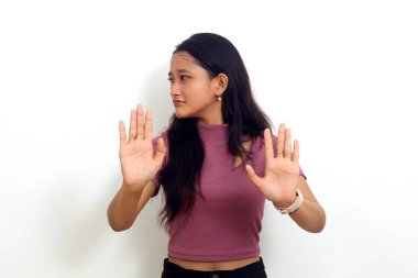 Asyalı kız dur hareketi yapıyor ve hayal kırıklığına uğruyor. Kopyalama alanı ile beyaz arkaplanda izole