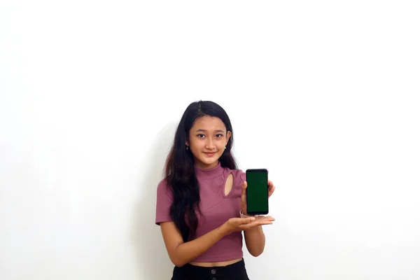 白い背景の上に隔離された手に白い画面の携帯電話を示すか 提示アジアの女性 — ストック写真