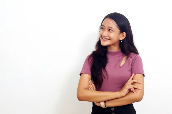 Ung Asiatisk Kvinna Över Isolerad Bakgrund Tittar Sidan — Stockfoto