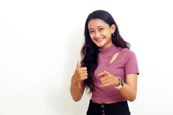 若いアジアの女の子は誇りを感じます 屈託のない 自信と幸せ 親指で積極的に笑顔アップ — ストック写真