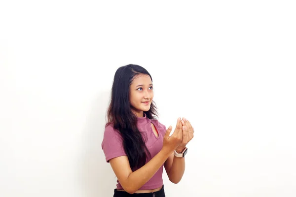 祈りのジェスチャーで立って若いアジアの女の子 白地に隔離された — ストック写真