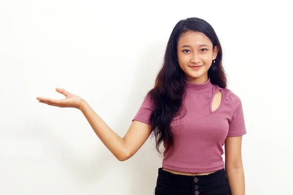 Piękna Azjatycka Dziewczyna Prezentuje Coś Obok Niej Izolacja Białym Tle — Zdjęcie stockowe