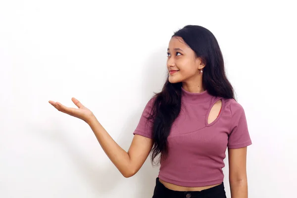 Asiatische Mädchen Hebt Die Hand Und Zeigt Etwas Isoliertes Auf — Stockfoto