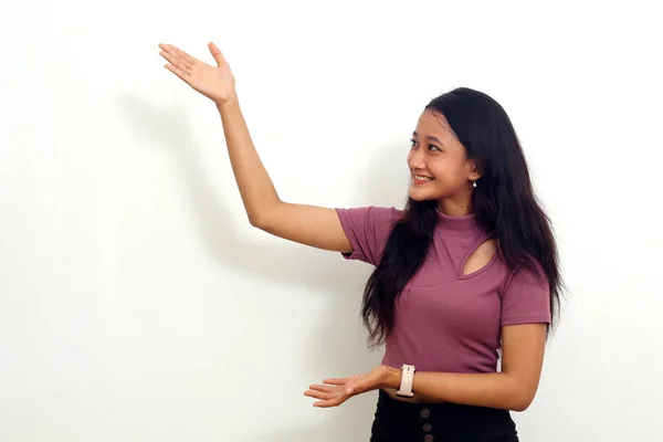 左上に2本の手で笑顔を見せるアジア系の女の子 プレゼンテーションのコンセプト — ストック写真