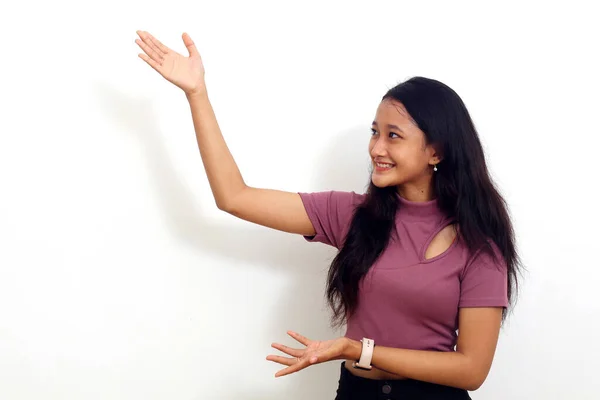 左上に2本の手で笑顔を見せるアジア系の女の子 広告コンセプト — ストック写真