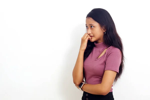 Asiatisches Mädchen Steht Auf Weißem Hintergrund Mit Der Hand Kinn — Stockfoto