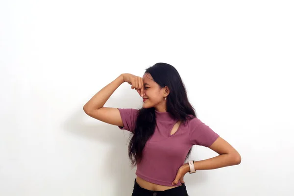 Asyalı Bir Kız Kötü Koku Yüzünden Burnunu Kapatıyor Bir Eli — Stok fotoğraf
