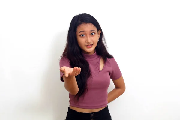 Asiatisches Mädchen Posiert Und Bittet Etwas Das Auf Weißem Hintergrund — Stockfoto