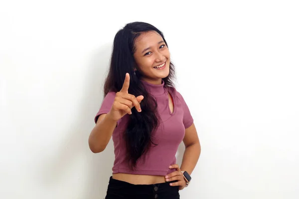 Asiatische Mädchen Zeigen Auf Kamera Isoliert Auf Weißem Hintergrund — Stockfoto