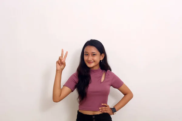 Азіатська Дівчина Стоїть Показує Два Пальці Дивиться Камеру — стокове фото