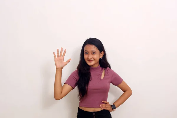 亚洲女孩指了指5只手 上面有一个手指 脸上带着微笑 — 图库照片