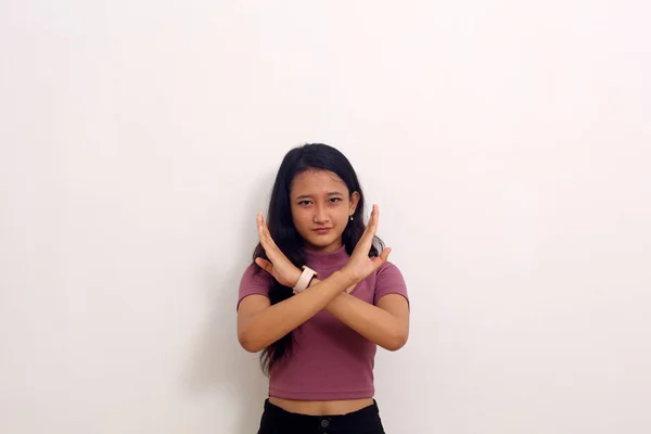 아시아 소녀는 배경에 표현을 거절하는 앞에서 양팔을 건너고 — 스톡 사진