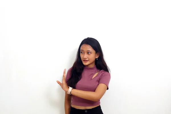 Азійська Дівчинка Показує Ять Пальців Зупиняє Поставу Дивиться Прямо Біле — стокове фото
