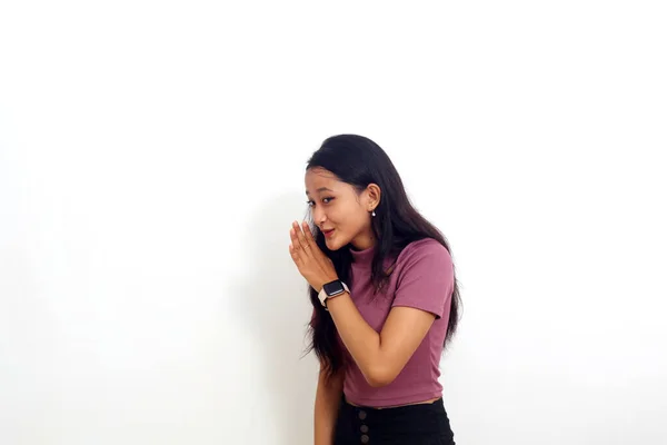 Asiatisches Mädchen Steht Mit Der Hand Auf Dem Mund Und — Stockfoto