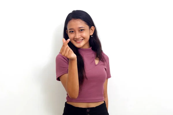 亚洲女孩传播爱情和幸福 展示心迹 用手指展示韩国的爱情象征 — 图库照片