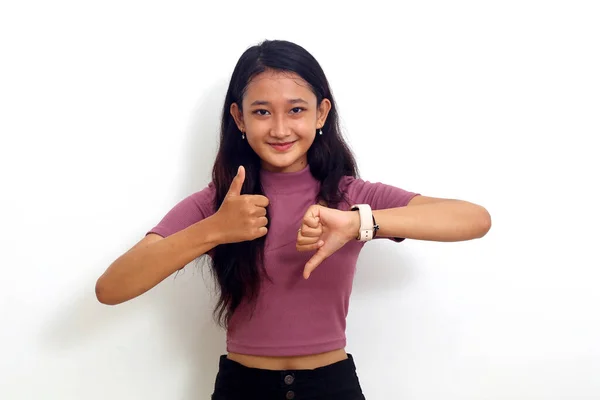 亚洲女孩的大拇指上下翻来覆去 意见不一 意见一致 疯狂的冲突 — 图库照片