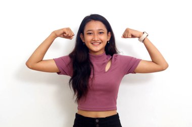 Güçlü bir jestle duran mutlu Asyalı kız. Kopyalama alanı ile beyaz arkaplanda izole