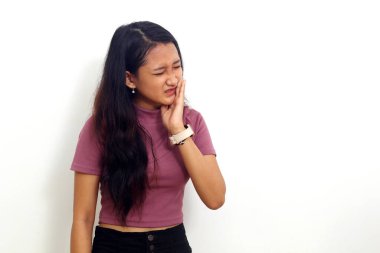 Diş ağrısından muzdarip güzel bir genç kadın. Çok hassas dişlerin var. Beyazda izole edilmiş