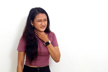 Genç Asyalı bir kadın için boğazda güçlü bir sorun var. Beyaz arkaplanda izole