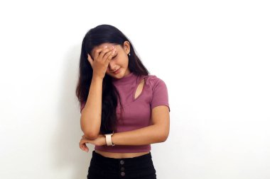 Genç ve güzel Asyalı kız baş ağrısı çekiyor. Çaresiz ve stresli. Çünkü acı ve migren.