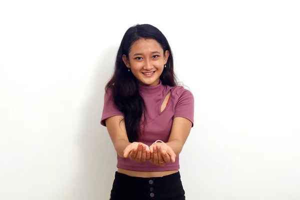 Usmívající Mladá Asijská Dívka Ukazuje Prezentuje Něco Izolováno Bílém Pozadí — Stock fotografie