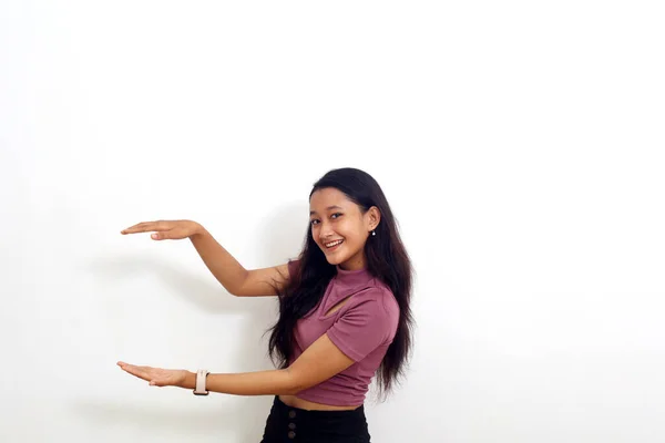 Sorrindo Jovem Asiático Menina Mostrando Apresentando Algo Isolado Sobre Fundo — Fotografia de Stock