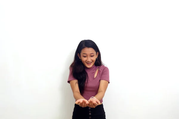 Mosolygó Fiatal Ázsiai Lány Mutat Mutat Valamit Fehér Alapon Elszigetelve — Stock Fotó