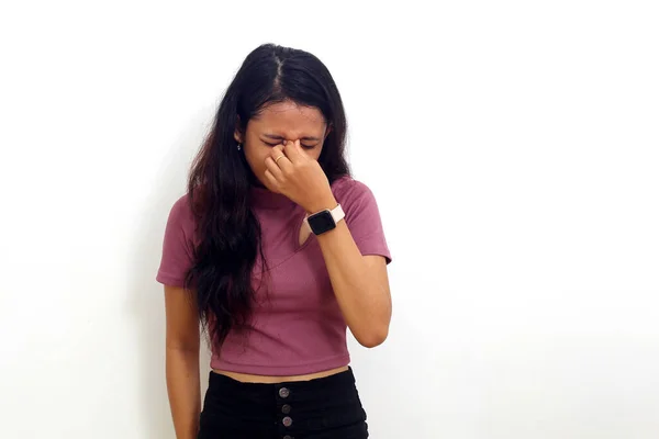 Asijské Mladý Zamyšlený Smutný Dívka Sobě Růžová Košile Udržet Oči — Stock fotografie