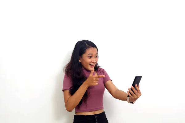 Surpreendido Jovem Asiático Menina Enquanto Recebendo Uma Boa Notícia Seu — Fotografia de Stock