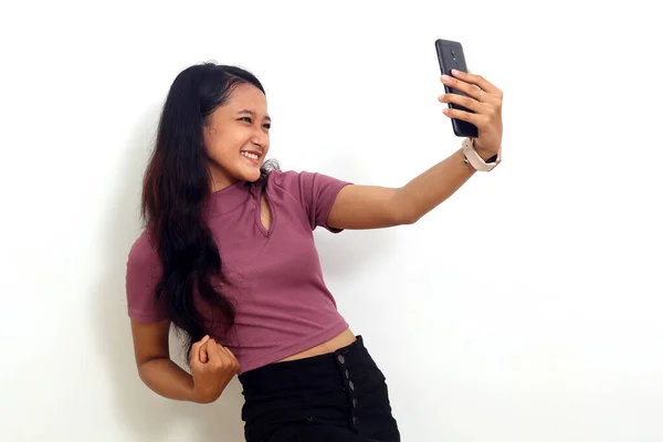 Portré Ázsiai Nők Boldog Kapott Egy Hír Mobiltelefon Elszigetelt Fehér — Stock Fotó