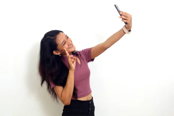 Alegre Jovem Asiático Menina Enquanto Fazendo Selfie Isolado Sobre Fundo — Fotografia de Stock