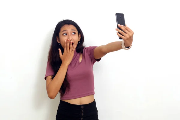 Surprised Young Asian Girl Standing While Getting News Her Mobile — ストック写真