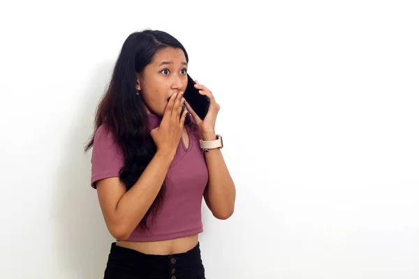 Surpreendido Jovem Asiático Menina Enquanto Fala Seu Telefone Isolado Sobre — Fotografia de Stock