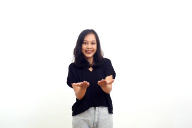 Asyalı kadın gülümsüyor ve avuç içi açık bir şeyler gösteriyor. beyaz üzerine izole